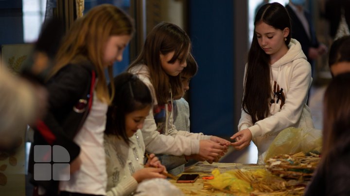 Mai mulți copii din ţară au participat la un atelier de creaţie, unde au confecţionat jucării tradiţionale pentru pomul de Crăciun (FOTOREPORT)