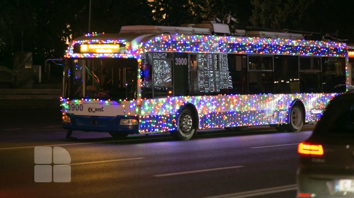 Magia sărbătorilor de iarnă este peste tot, chiar și în troleibuzele din Capitală. Cinci unități de transport, decorate (FOTO)