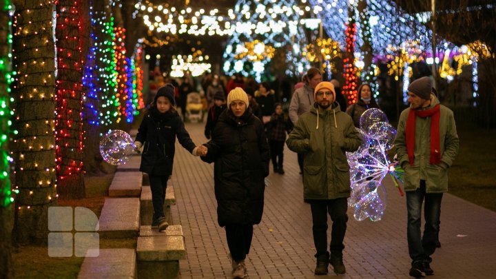 Atmosferă de poveste la Chișinău. Au fost aprinse luminițele de pe Bradul de Crăciun (FOTO/VIDEO)