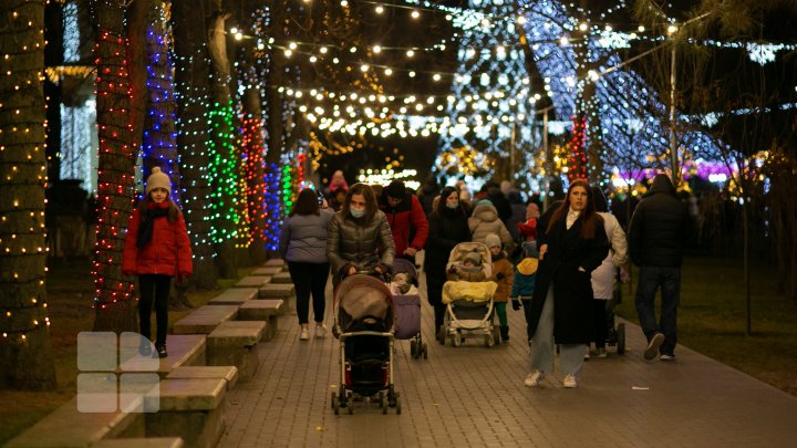 MAGIA sărbătorilor de iarnă a învăluit Capitala. Zeci de oameni au venit la inaugurarea Pomului de Crăciun (FOTO)