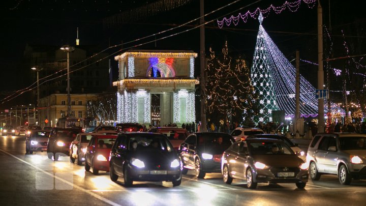 Atmosferă de poveste la Chișinău. Au fost aprinse luminițele de pe Bradul de Crăciun (FOTO/VIDEO)