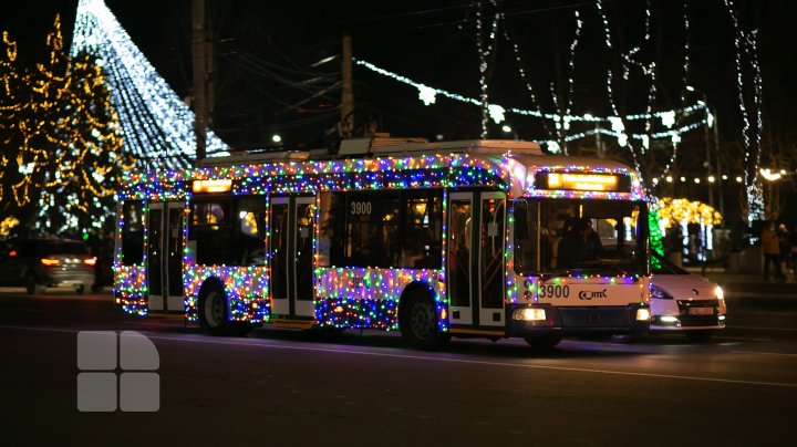 Magia sărbătorilor de iarnă este peste tot, chiar și în troleibuzele din Capitală. Cinci unități de transport, decorate (FOTO)