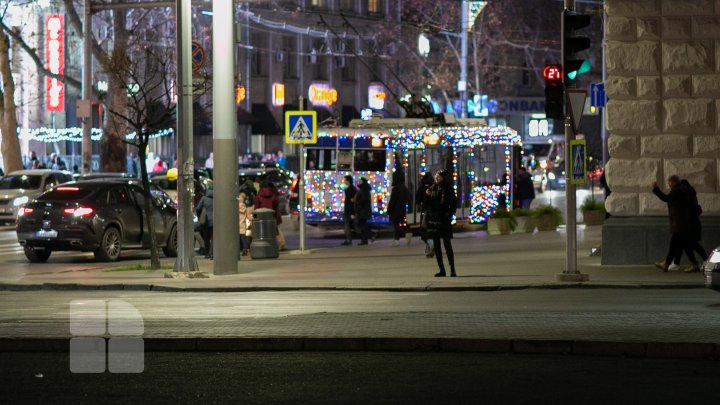 Magia sărbătorilor de iarnă este peste tot, chiar și în troleibuzele din Capitală. Cinci unități de transport, decorate (FOTO)