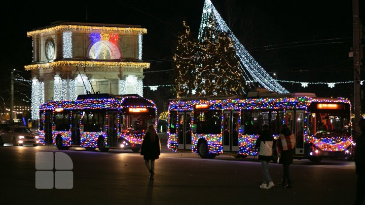 Magia sărbătorilor de iarnă este peste tot, chiar și în troleibuzele din Capitală. Cinci unități de transport, decorate (FOTO)