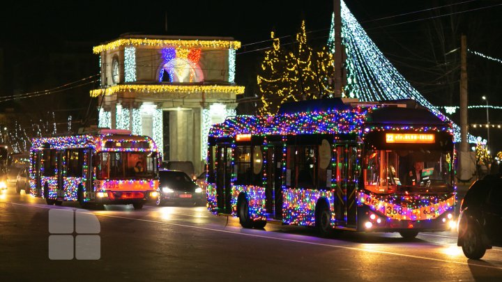 Magia sărbătorilor de iarnă este peste tot, chiar și în troleibuzele din Capitală. Cinci unități de transport, decorate (FOTO)