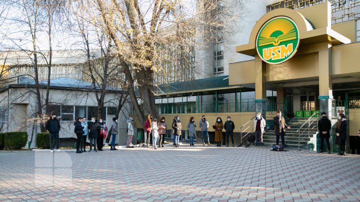 Protest în faţa Universităţii de Stat din Moldova. Studenții vor să susțină examenele de la distanță (FOTO)