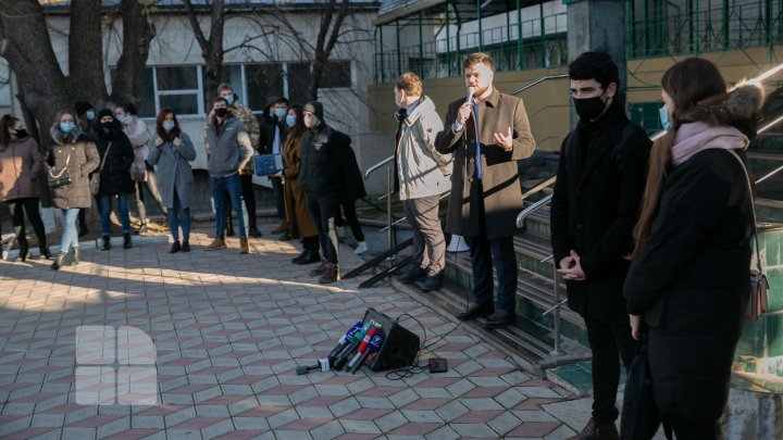 Protest în faţa Universităţii de Stat din Moldova. Studenții vor să susțină examenele de la distanță (FOTO)