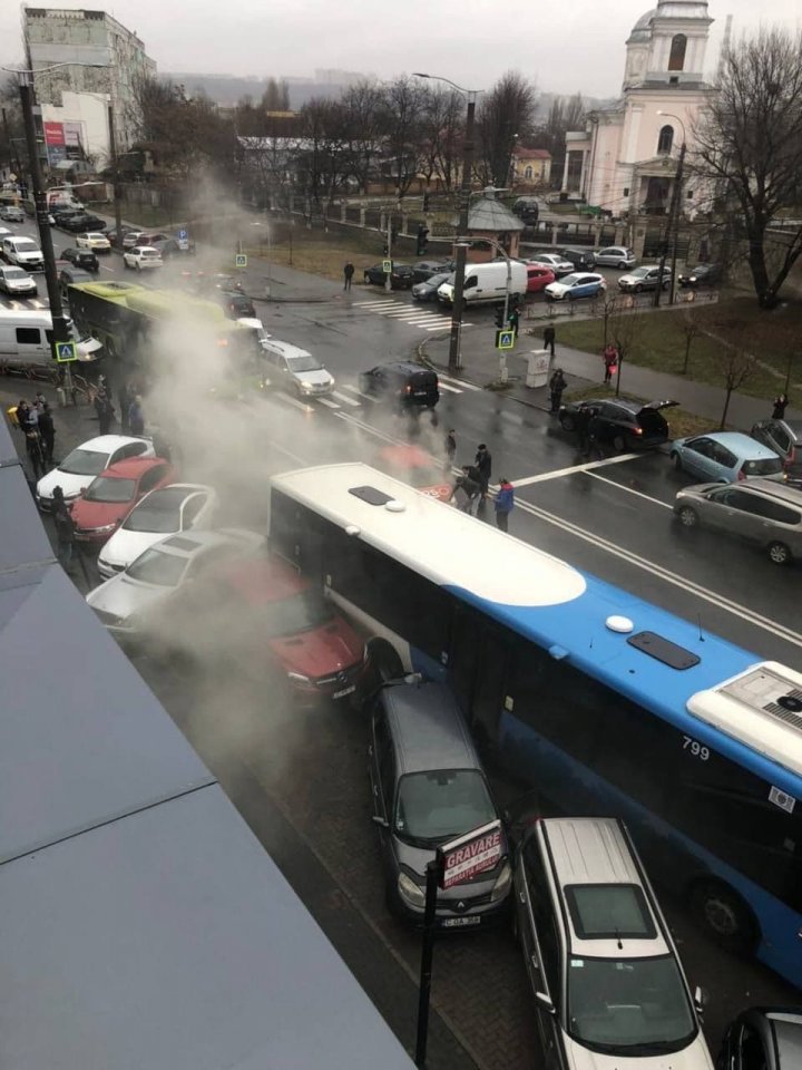 CARAMBOL în centrul Capitalei. Un autobuz şi mai multe maşini s-au lovit violent. Sunt VICTIME (VIDEO/FOTO)