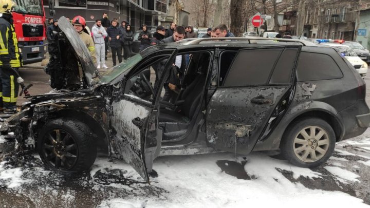 O mașină a ars ca o torță în Capitală. Exteriorul automobilului, DISTRUS de flăcări (FOTO)