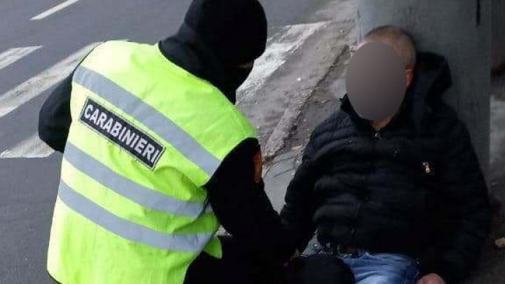 Inconștient și cu fața însângerată. Un bărbat aflat în dificultate ajutat de carabinierii din Capitală