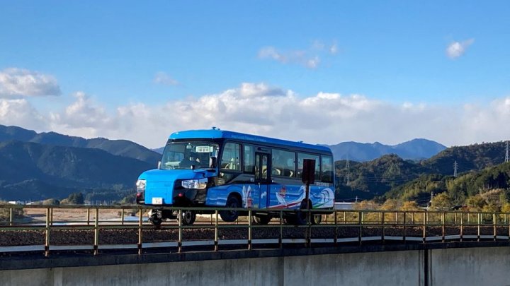 Autobuzul din Japonia care se transformă în tren: Vehiculul poate ajunge în locuri greu accesibile (VIDEO)