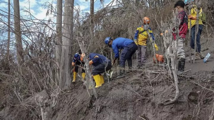 Crește bilanțul victimelor erupției vulcanului Semeru din Indonezia. Operațiunile de căutare RELUATE (FOTO)