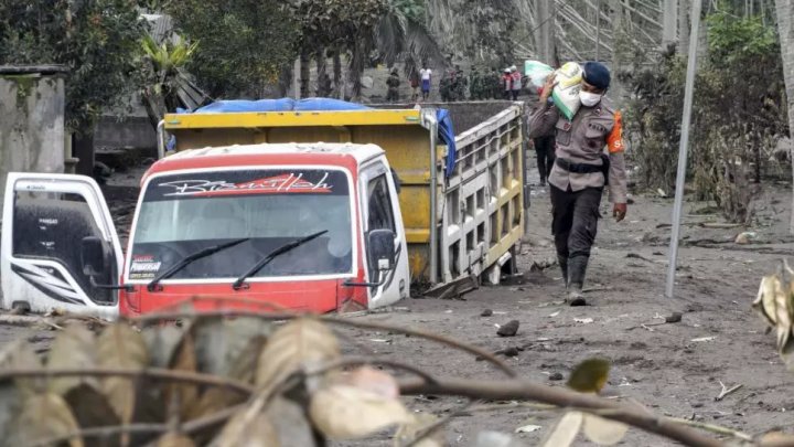 Crește bilanțul victimelor erupției vulcanului Semeru din Indonezia. Operațiunile de căutare RELUATE (FOTO)