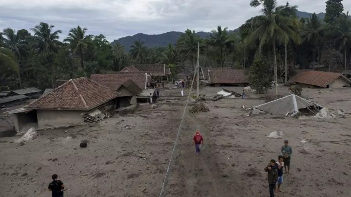 Crește bilanțul victimelor erupției vulcanului Semeru din Indonezia. Operațiunile de căutare RELUATE (FOTO)