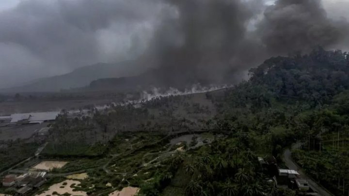 Crește bilanțul victimelor erupției vulcanului Semeru din Indonezia. Operațiunile de căutare RELUATE (FOTO)