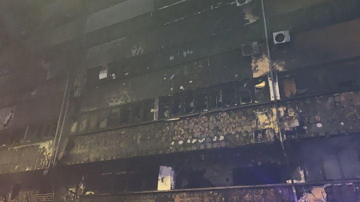 Incendiu puternic în parcarea subterană a unui bloc din Constanţa. 250 de oameni evacuaţi, 8 persoane rănite, peste 30 de maşini avariate