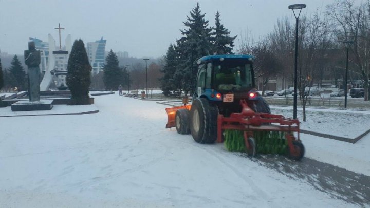 (FOTO) Se circulă în condiții de iarnă. 174 de utilaje speciale au intervenit pe drumurile naționale