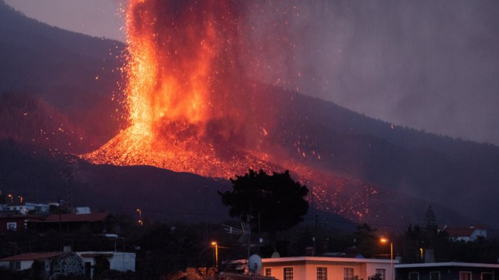 Vulcanul de pe insula La Palma erupe de 11 săptămâni și pare să nu se oprească. Pagubele au depășit deja 840 milioane de euro