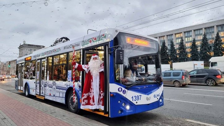 MAGIA sărbătorilor de iarnă! Primăria Chișinău a lansat ruta specială a troleibuzului turistic „Cunoaște orașul alături de Moș Crăciun (VIDEO)