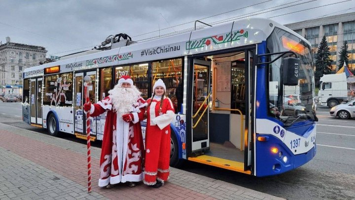 MAGIA sărbătorilor de iarnă! Primăria Chișinău a lansat ruta specială a troleibuzului turistic „Cunoaște orașul alături de Moș Crăciun (VIDEO)