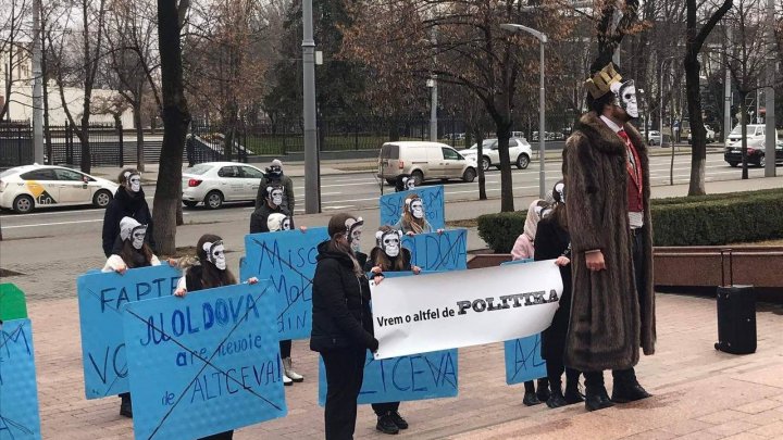 PROTEST neobişnuit în faţa Parlamentului: Cei care reprezintă politicul în Moldova ne consideră o turmă de maimuţe