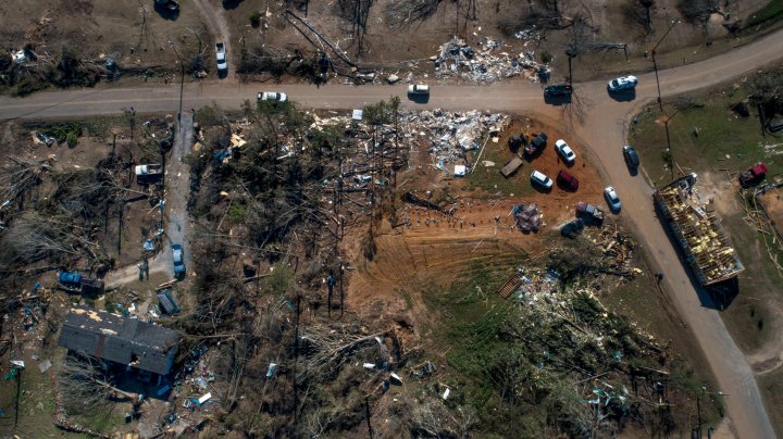 ”Auzeam oamenii țipând peste tot”. Distrugeri nemaivăzute cauzate de 50 de tornade în SUA (FOTO)