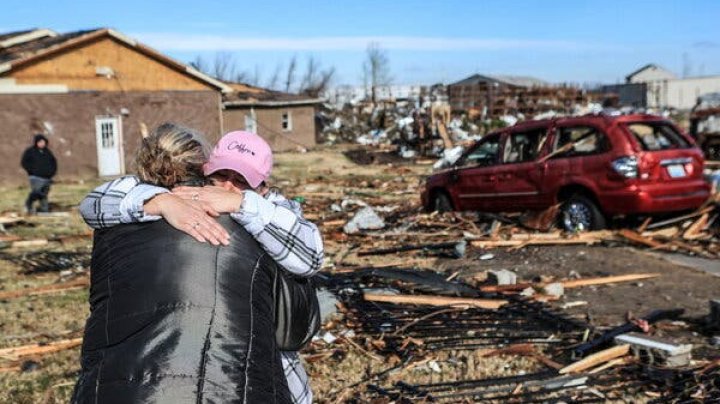 ”Auzeam oamenii țipând peste tot”. Distrugeri nemaivăzute cauzate de 50 de tornade în SUA (FOTO)