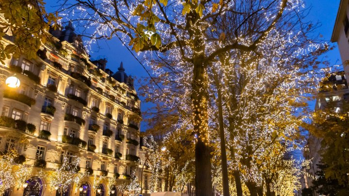 IMAGINI de POVESTE. Cum arată Parisul, luminat și decorat pentru sărbători