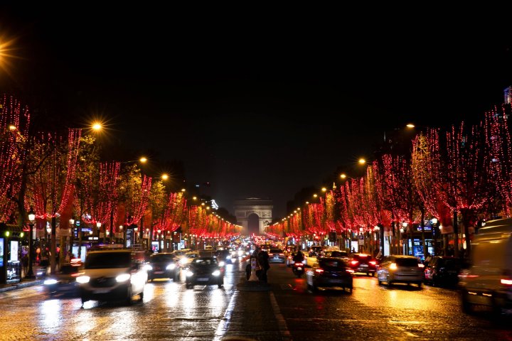 IMAGINI de POVESTE. Cum arată Parisul, luminat și decorat pentru sărbători