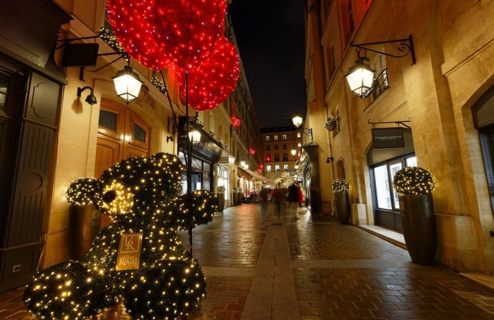 IMAGINI de POVESTE. Cum arată Parisul, luminat și decorat pentru sărbători