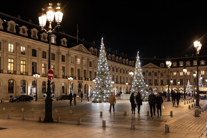 IMAGINI de POVESTE. Cum arată Parisul, luminat și decorat pentru sărbători