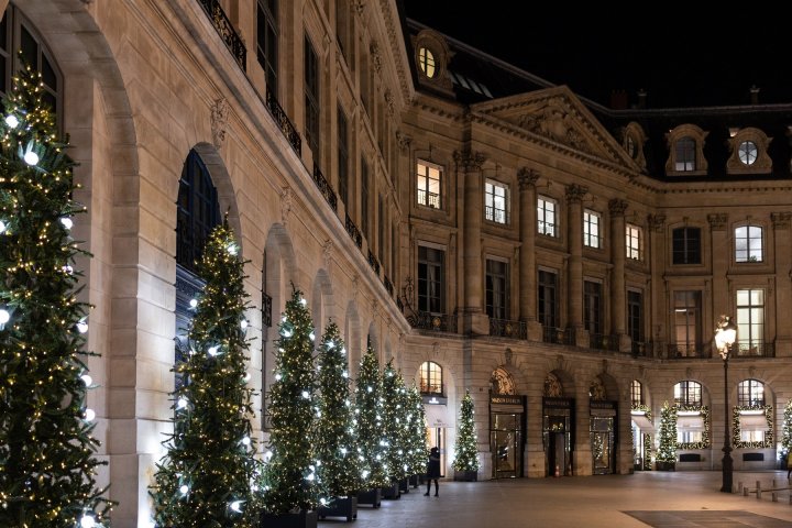 IMAGINI de POVESTE. Cum arată Parisul, luminat și decorat pentru sărbători