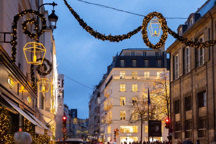 IMAGINI de POVESTE. Cum arată Parisul, luminat și decorat pentru sărbători