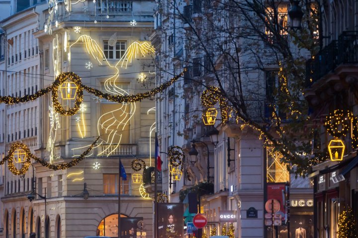 IMAGINI de POVESTE. Cum arată Parisul, luminat și decorat pentru sărbători