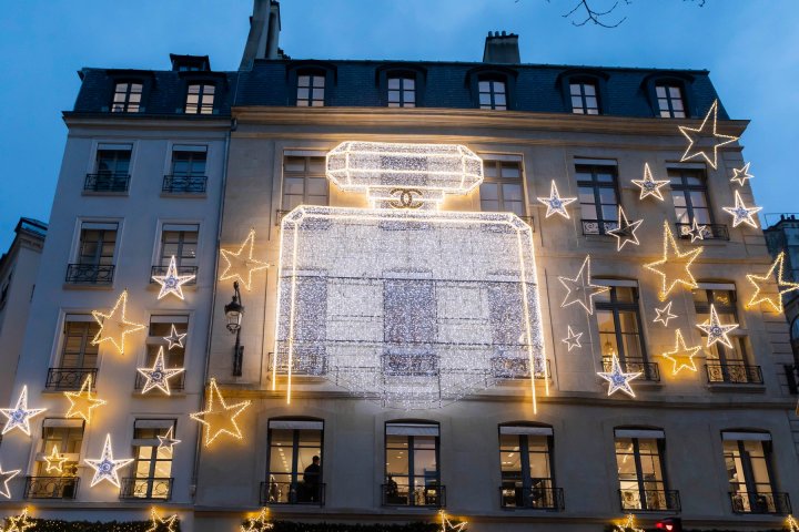 IMAGINI de POVESTE. Cum arată Parisul, luminat și decorat pentru sărbători