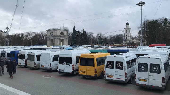 Trafic îngreunat în centrul Capitalei din cauza protestelor transportatorilor. Peste 100 de microbuze se află în PMAN