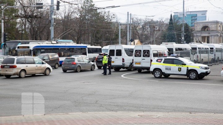 Trafic îngreunat în centrul Capitalei din cauza protestelor transportatorilor. Peste 100 de microbuze se află în PMAN