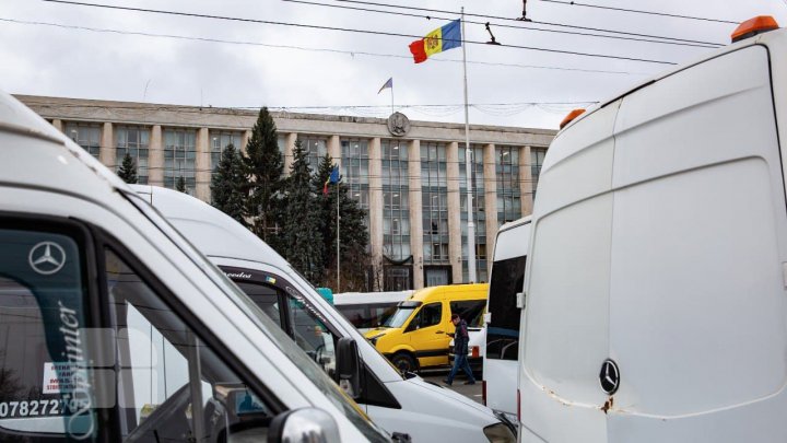 Trafic îngreunat în centrul Capitalei din cauza protestelor transportatorilor. Peste 100 de microbuze se află în PMAN