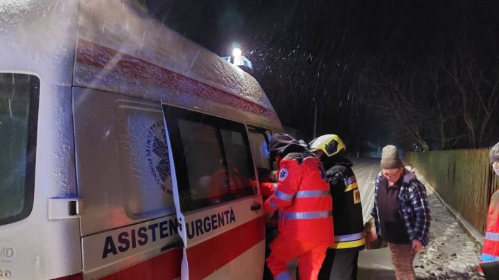 Trei ambulanțe au avut nevoie de ajutorul salvatorilor, după ce au rămas blocate în zăpadă