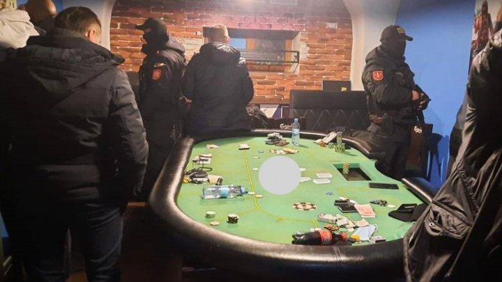 Percheziţii la un cazinou ilegal din Bălţi. Mascaţii au stricat cheful a 12 jucători de poker