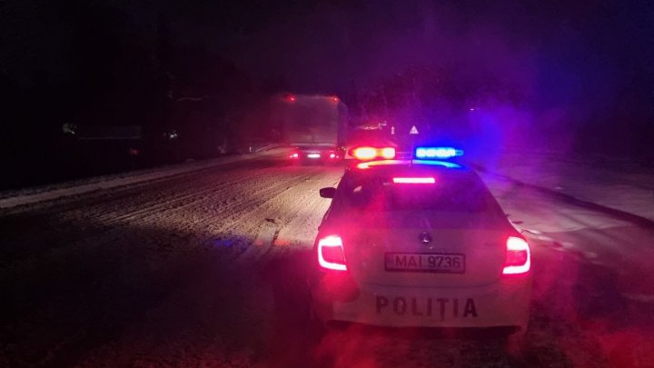 Ninsoarea continuă să le dea bătăi de cap șoferilor. Polițiștii au deblocat alte 38 de automobile