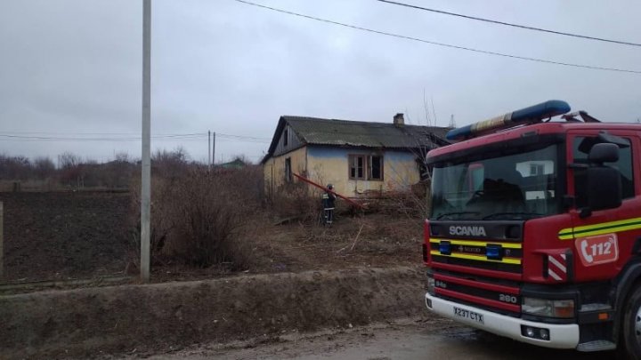 Încă o viață răpită de incendiu. Pompierii au intervenit în două localități din sudul țării (FOTO)