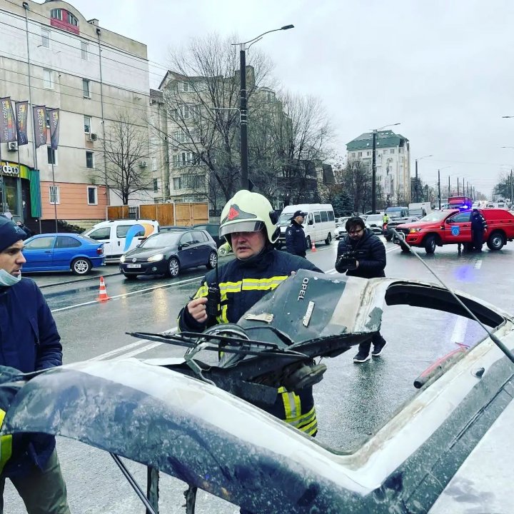 CARAMBOL în centrul Capitalei. Un autobuz şi mai multe maşini s-au lovit violent. Sunt VICTIME (VIDEO/FOTO)