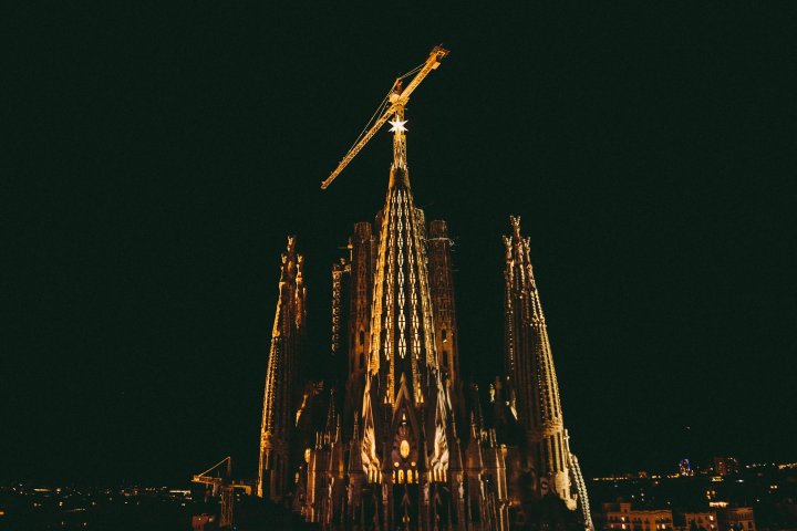 Al nouălea și cel mai înalt turn al bazilicii Sagrada Familia, luminat pentru prima dată. Are în vârf o stea de 1,5 milioane de euro