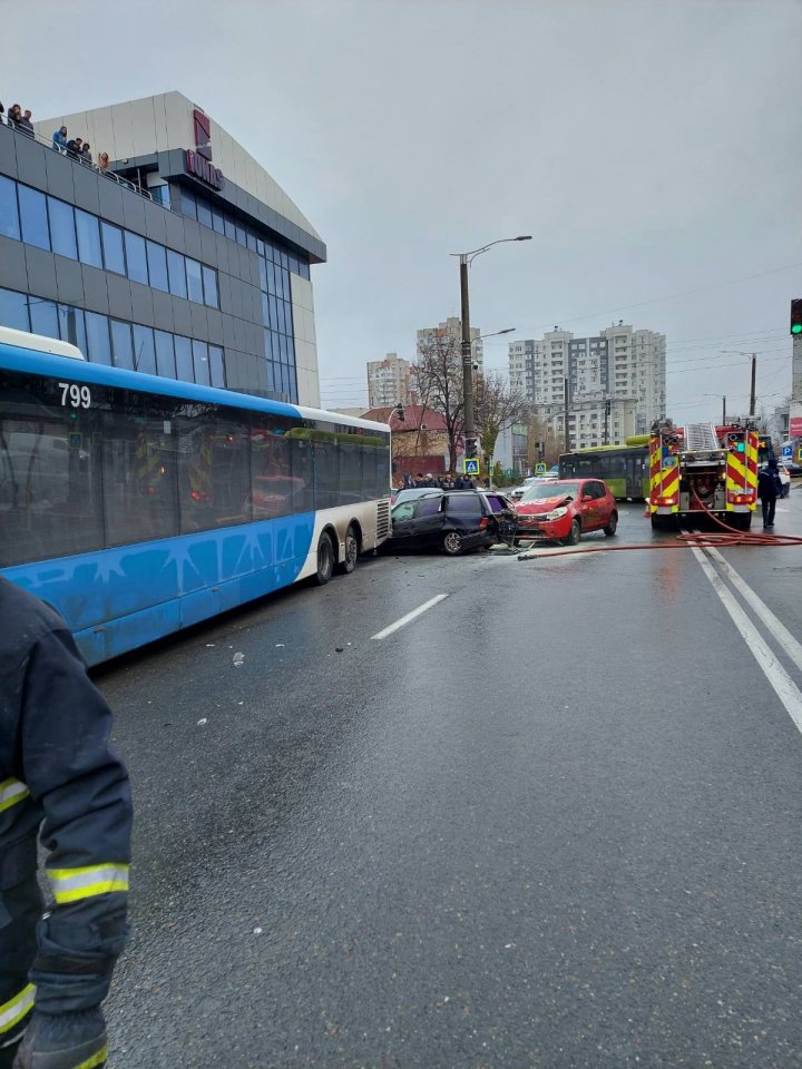 CARAMBOL în centrul Capitalei. Un autobuz şi mai multe maşini s-au lovit violent. Sunt VICTIME (VIDEO/FOTO)