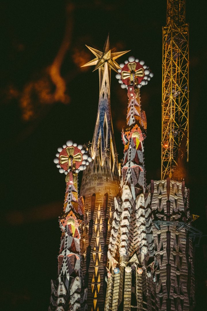 Al nouălea și cel mai înalt turn al bazilicii Sagrada Familia, luminat pentru prima dată. Are în vârf o stea de 1,5 milioane de euro