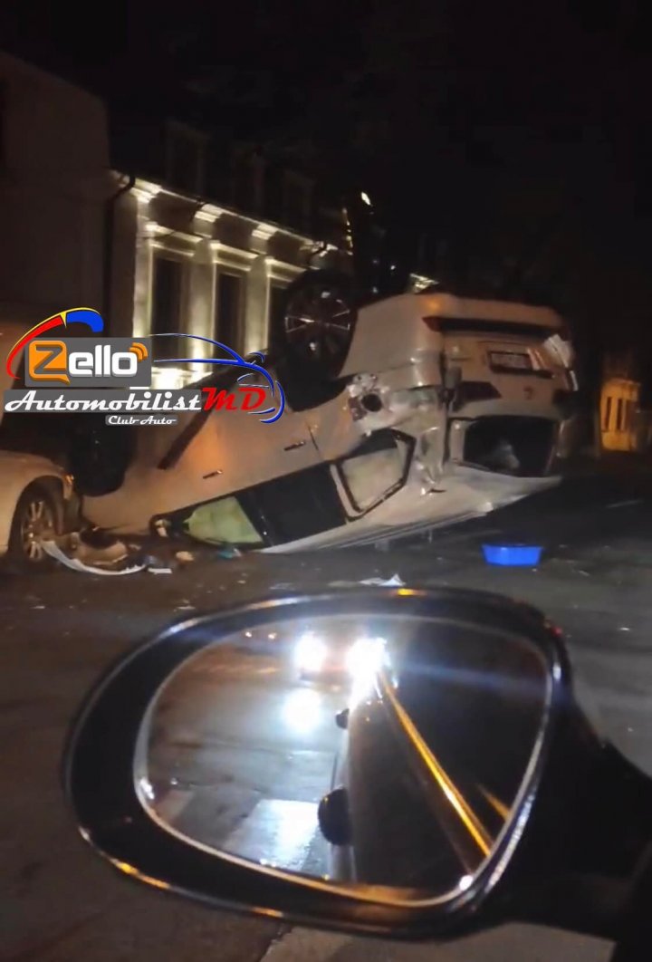 ACCIDENT GRAV în centrul Capitalei. O maşină s-a RĂSTURNAT (FOTO)