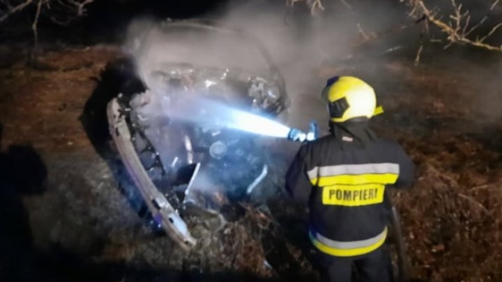 Accident CUMPLIT în raionul Cimișlia. Un tânăr a murit, după ce s-a lovit cu mașina într-un copac (FOTO)