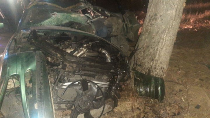 Accident fatal, la Edineț. Un tânăr a murit, iar alți trei au ajuns la spital, după ce s-au izbit cu mașina într-un copac (FOTO)