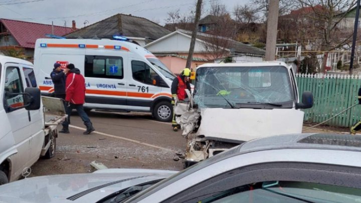 Accident în orașul Hîncești. Trei automobile au fost grav avariate (FOTO)